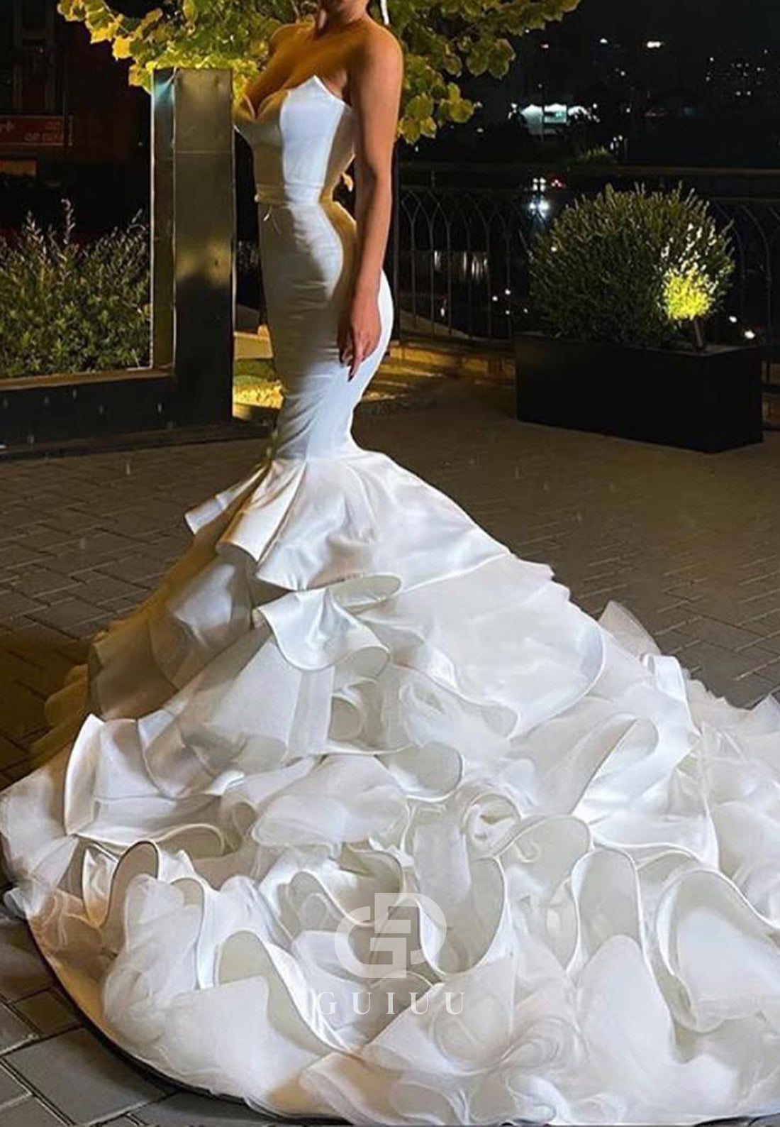 Elegant Sleeveless Strapless Ruffles Mermaid Wedding Dress