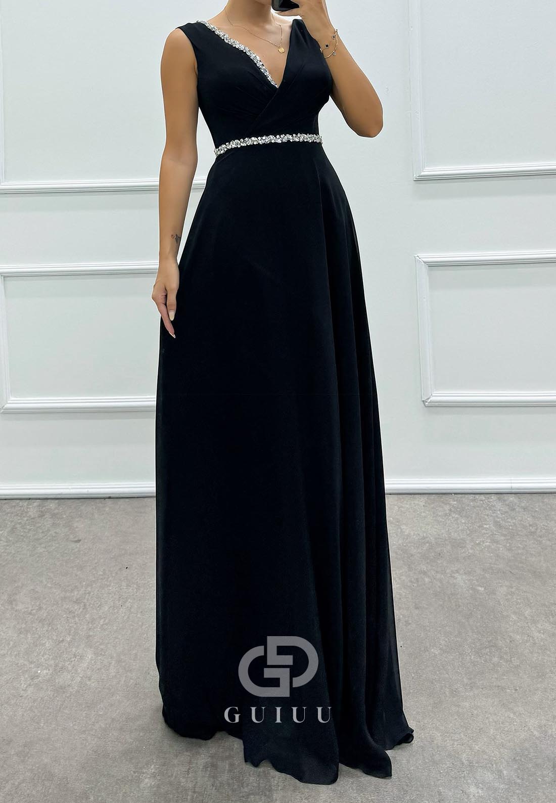 Charming Spaghetti Straps V-Neck Beads Evening Dress