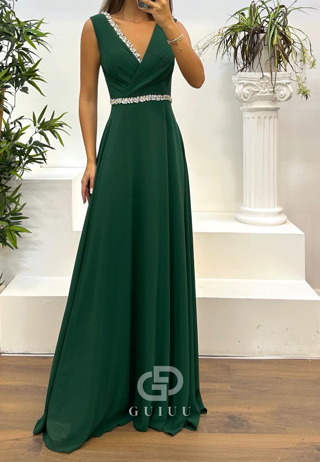 Charming Spaghetti Straps V-Neck Beads Evening Dress