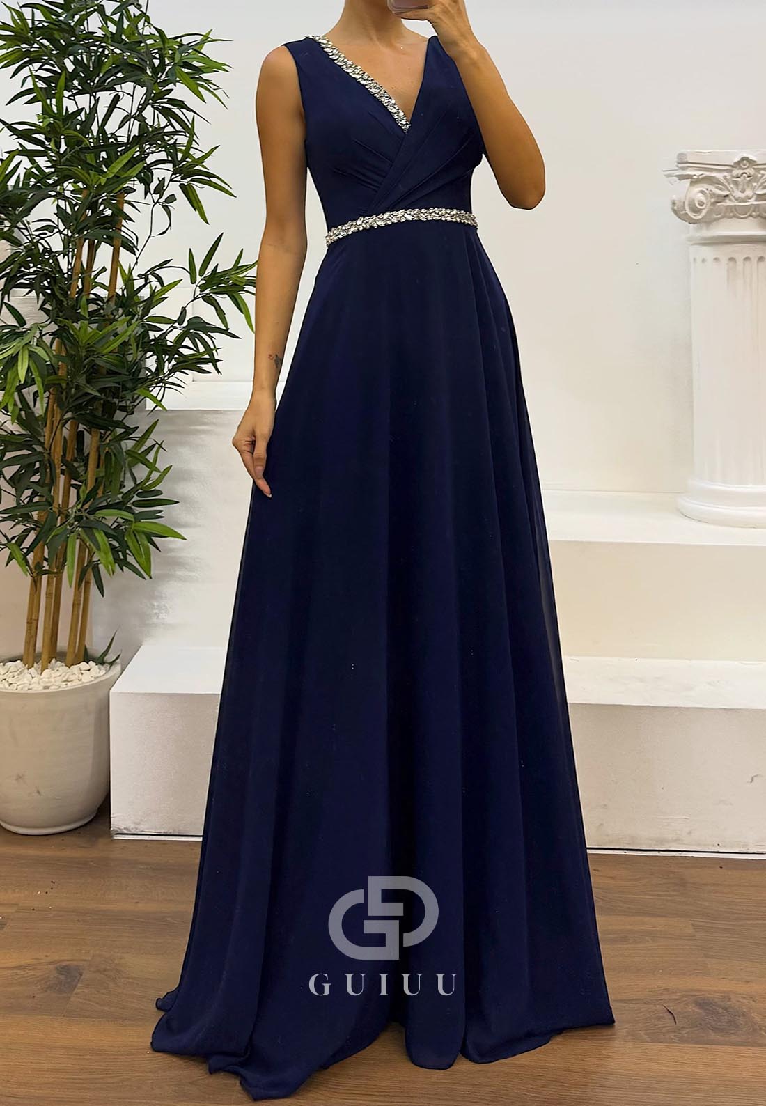 Charming Spaghetti Straps V-Neck Beads Evening Dress