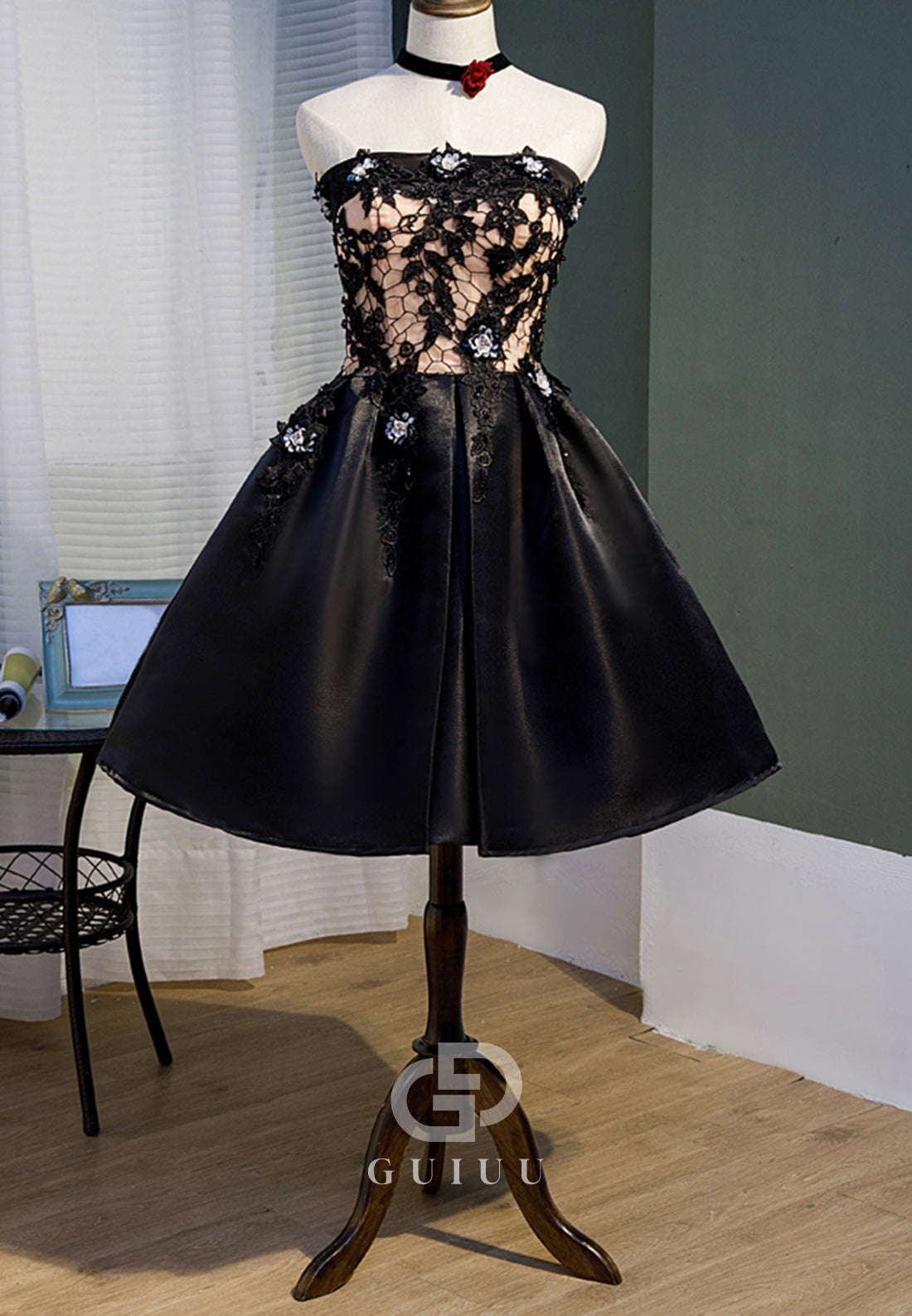 Black A-Line Strapless Sleeveless Lace-Up Back Homecoming Dress