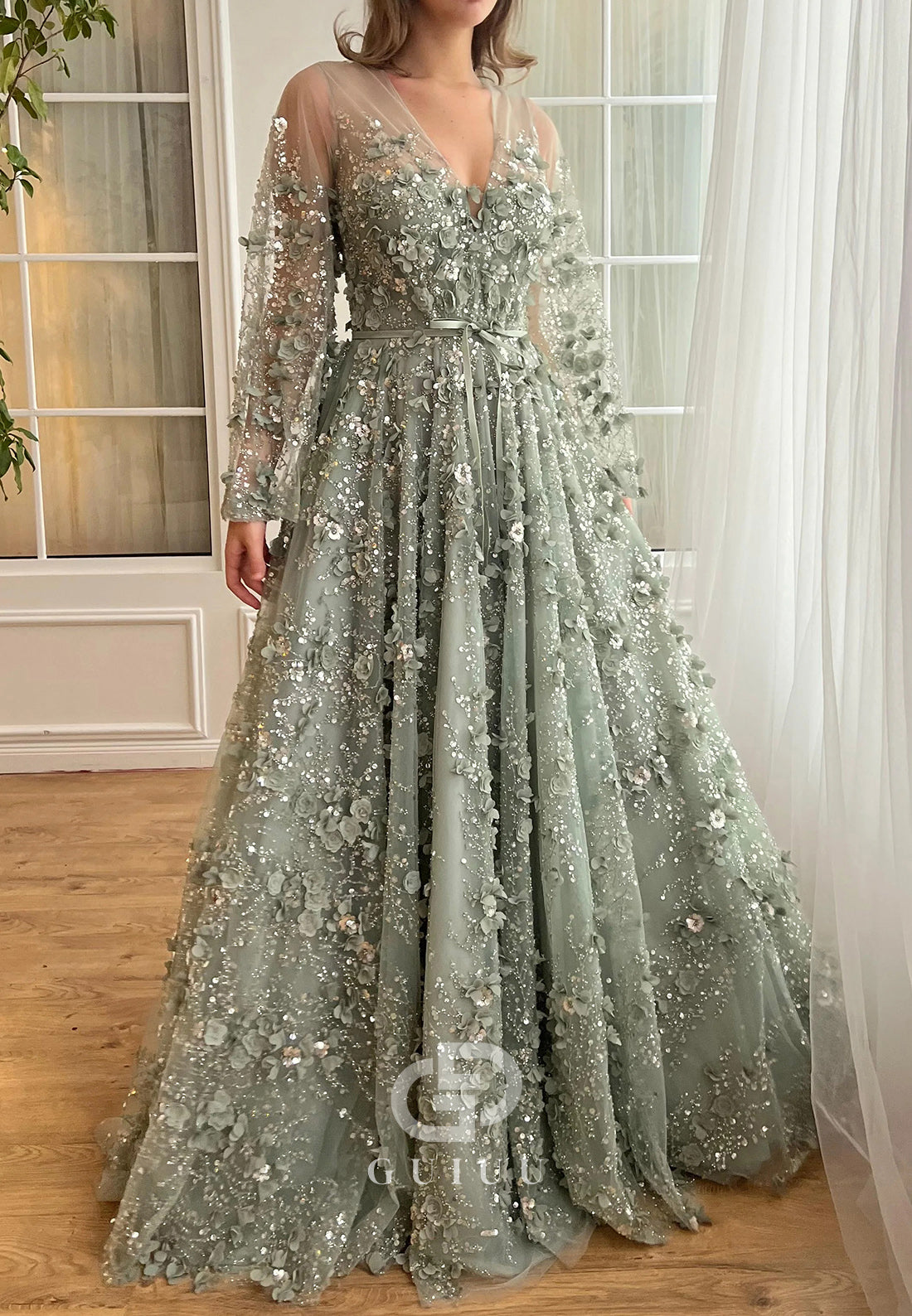 Charming A-Line Long Sleeves V-Neck Appliques Evening Dress