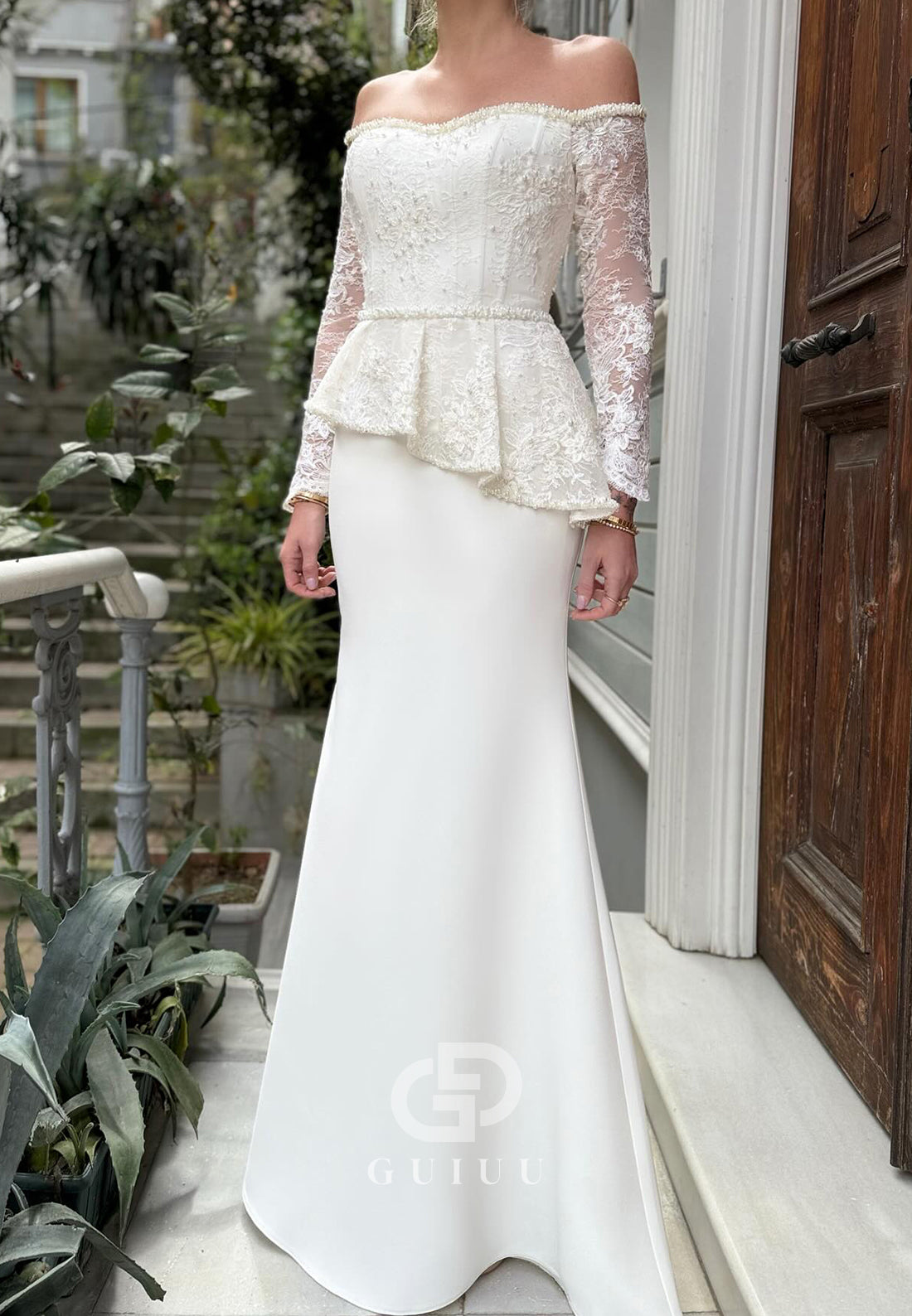 Simple Long Sleeves Off-Shoulder Appliques A-Line Wedding Dress