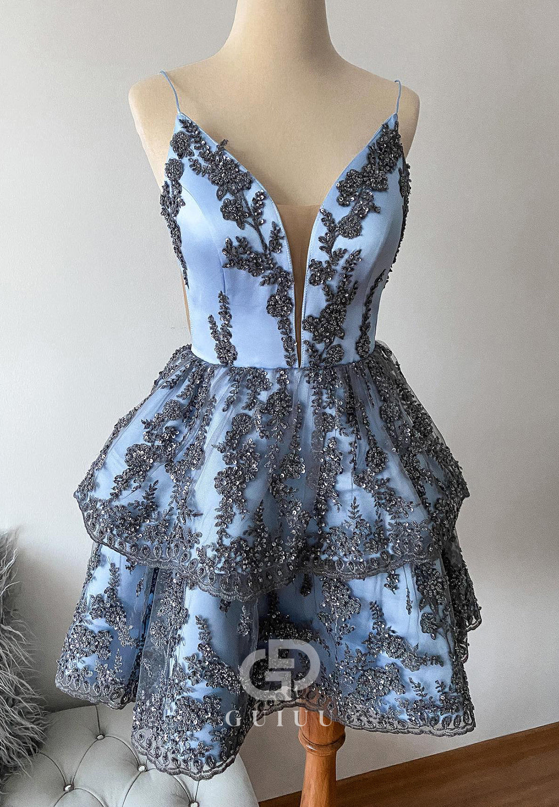 Sky Blue Spaghetti Straps V-Neck Appliques Homecoming Dress