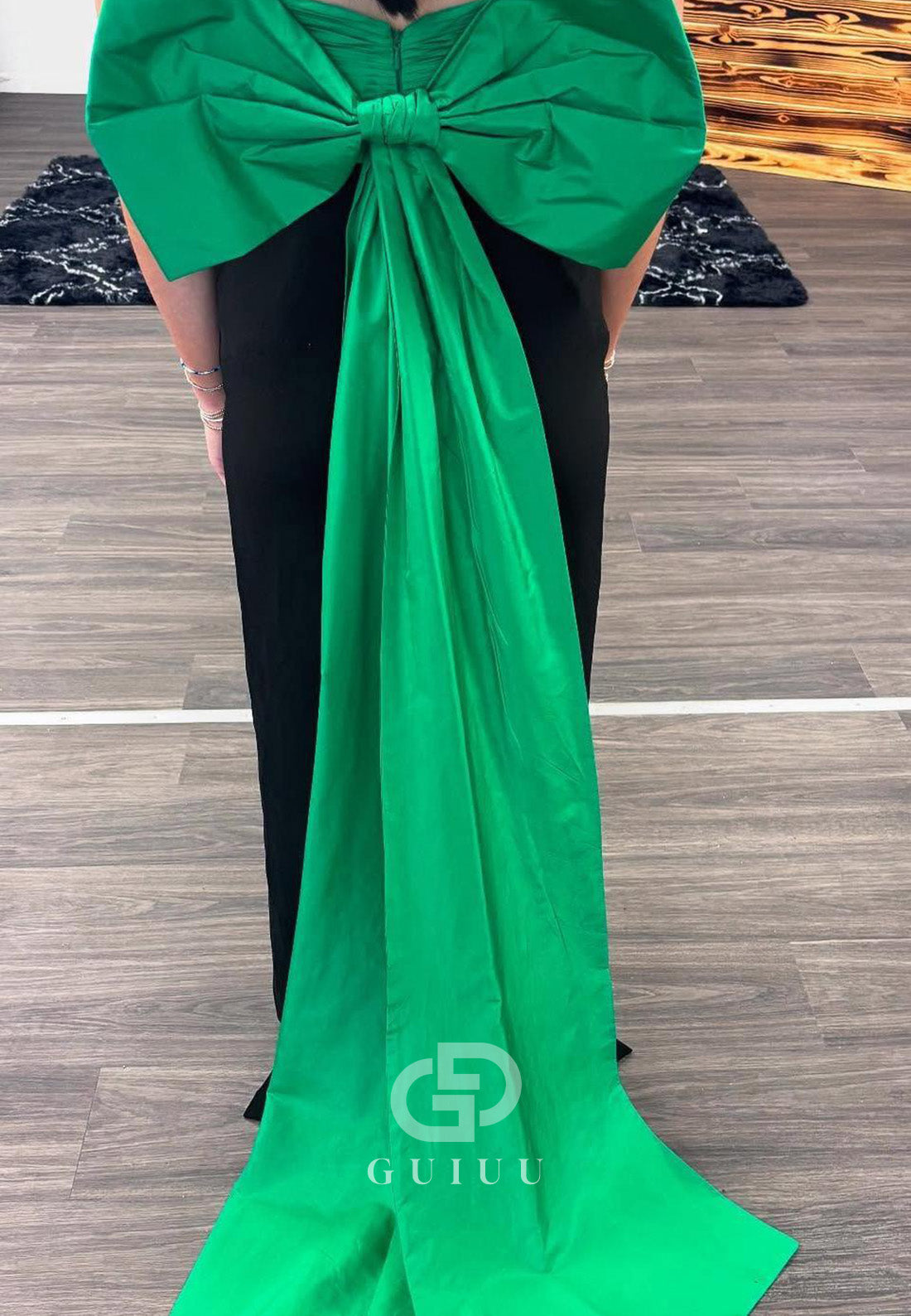 Sweetheart Green and Black Fitted Prom Dress with Bow