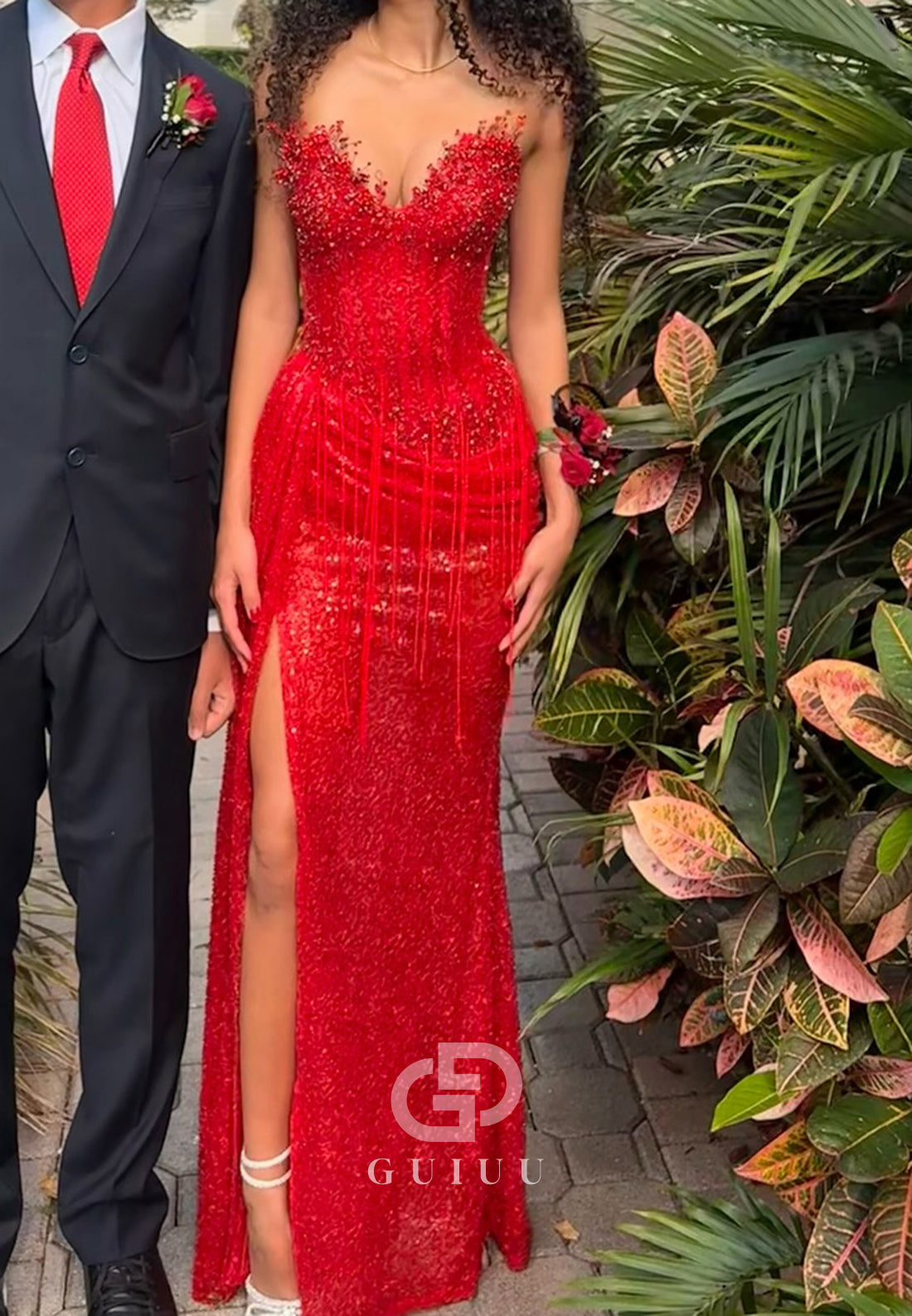 Red V-Neck Sleeveless Beaded Embroidery Sheath Sparkly Prom Dress