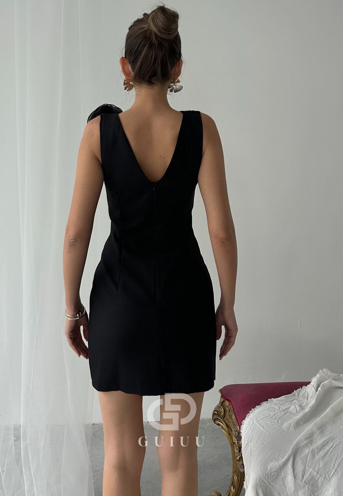 Simple Sleeveless V-Neck Floral Appliques Mini Cocktail Dress