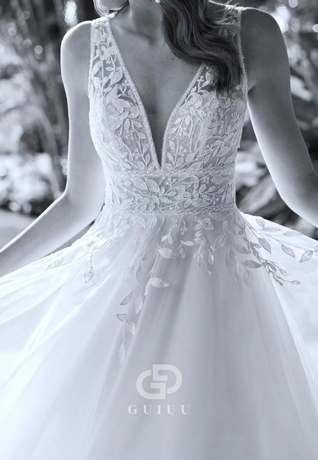 A-Line Spaghetti Straps V-Neck Appliques Lace Wedding Dress