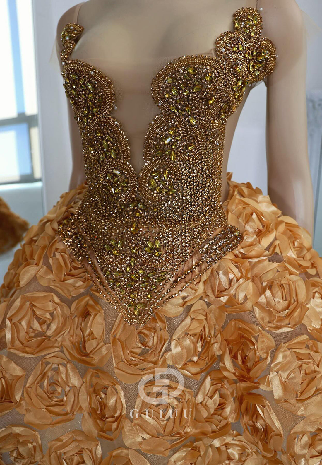 Elegant A-Line Sleeveless V-Neck Appliques Homecoming Dress