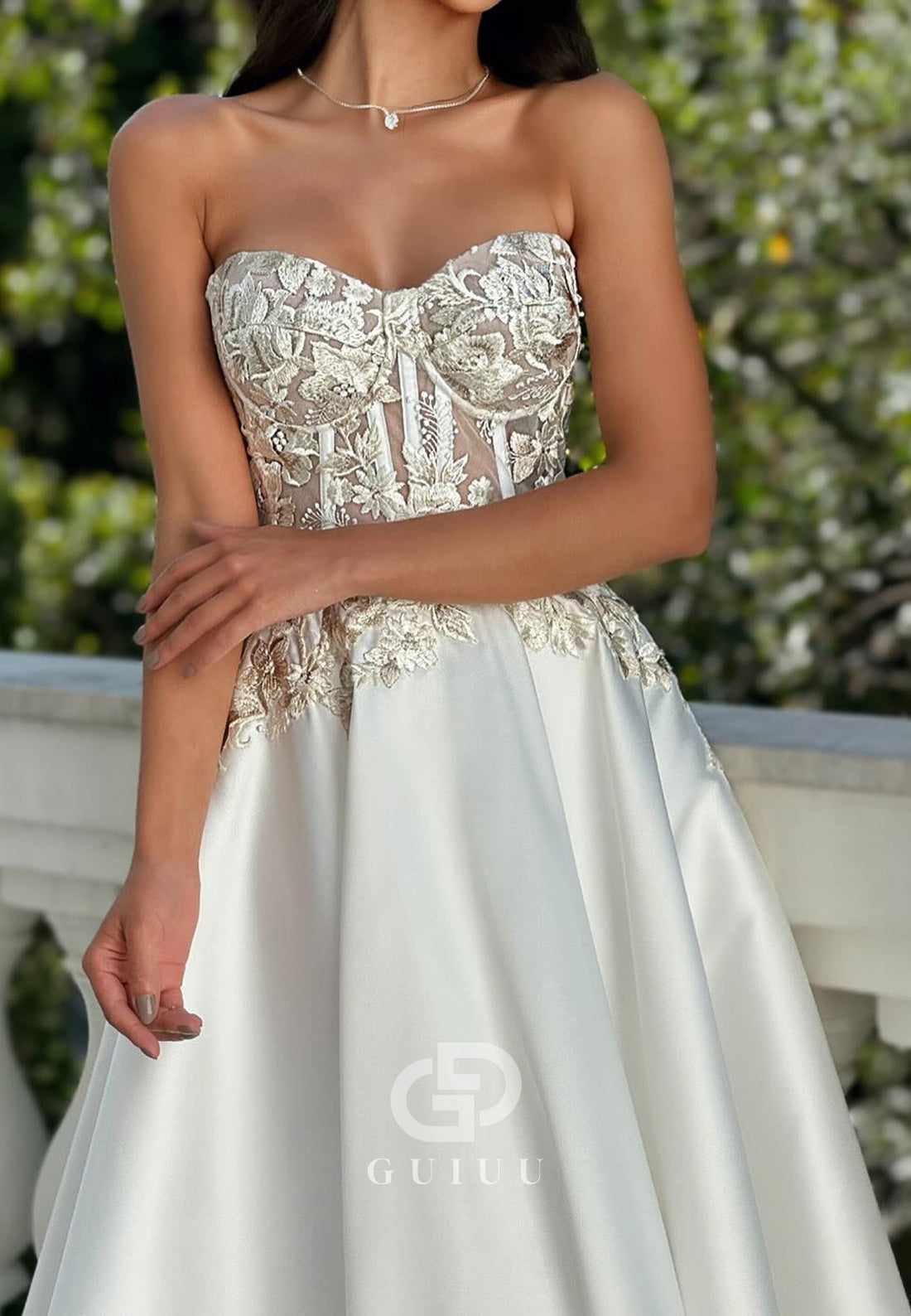 White A-Line Sleeveless Strapless Appliques Prom Dress