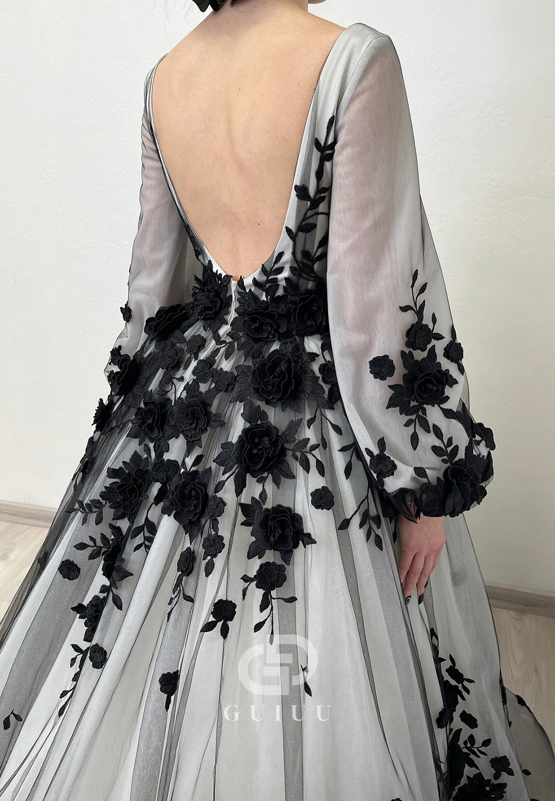 Gorgeous Long Sleeves V-Neck Floral Appliques Wedding Dress