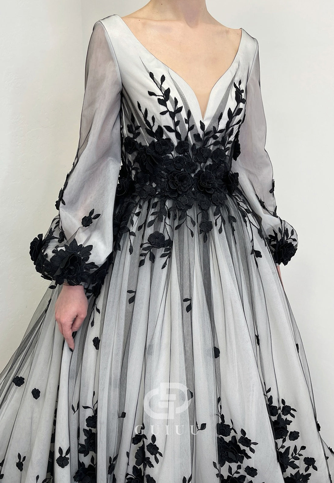 Gorgeous Long Sleeves V-Neck Floral Appliques Wedding Dress