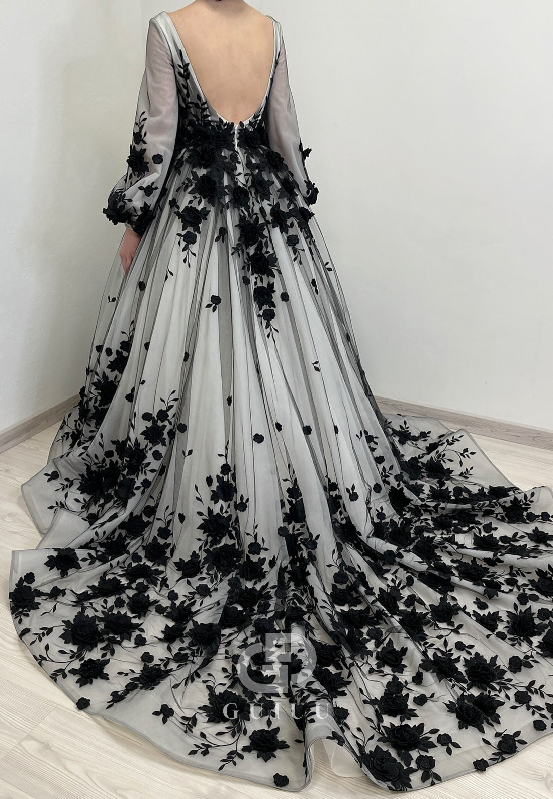 Gorgeous Long Sleeves V-Neck Floral Appliques Wedding Dress