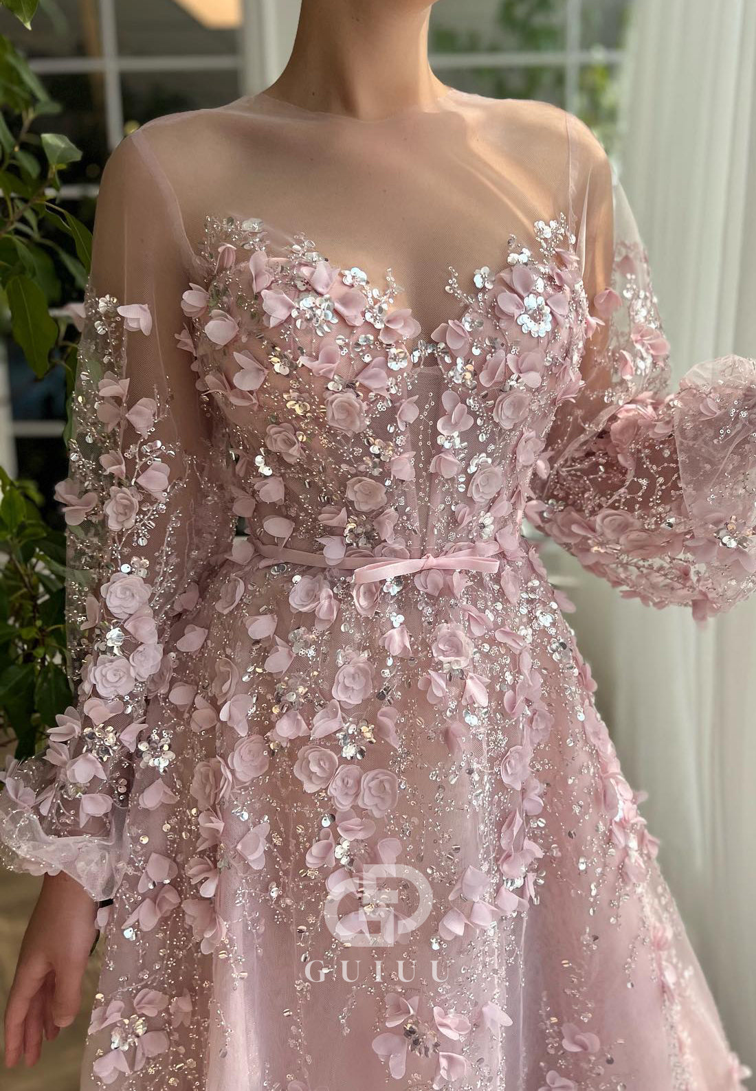 Charming A-Line Long Sleeves V-Neck Appliques Evening Dress