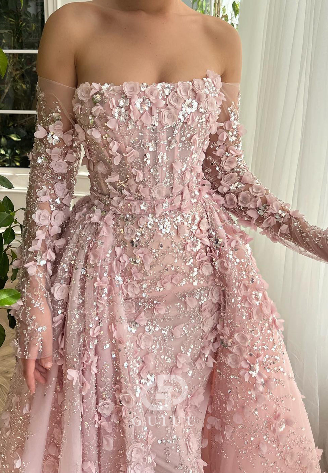 Charming A-Line Long Sleeves V-Neck Appliques Evening Dress