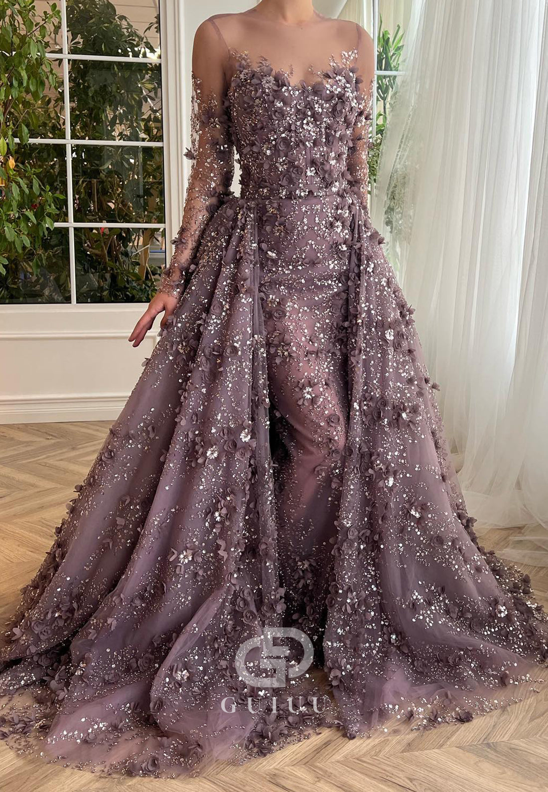 Charming A-Line Long Sleeves V-Neck Appliques Evening Dress