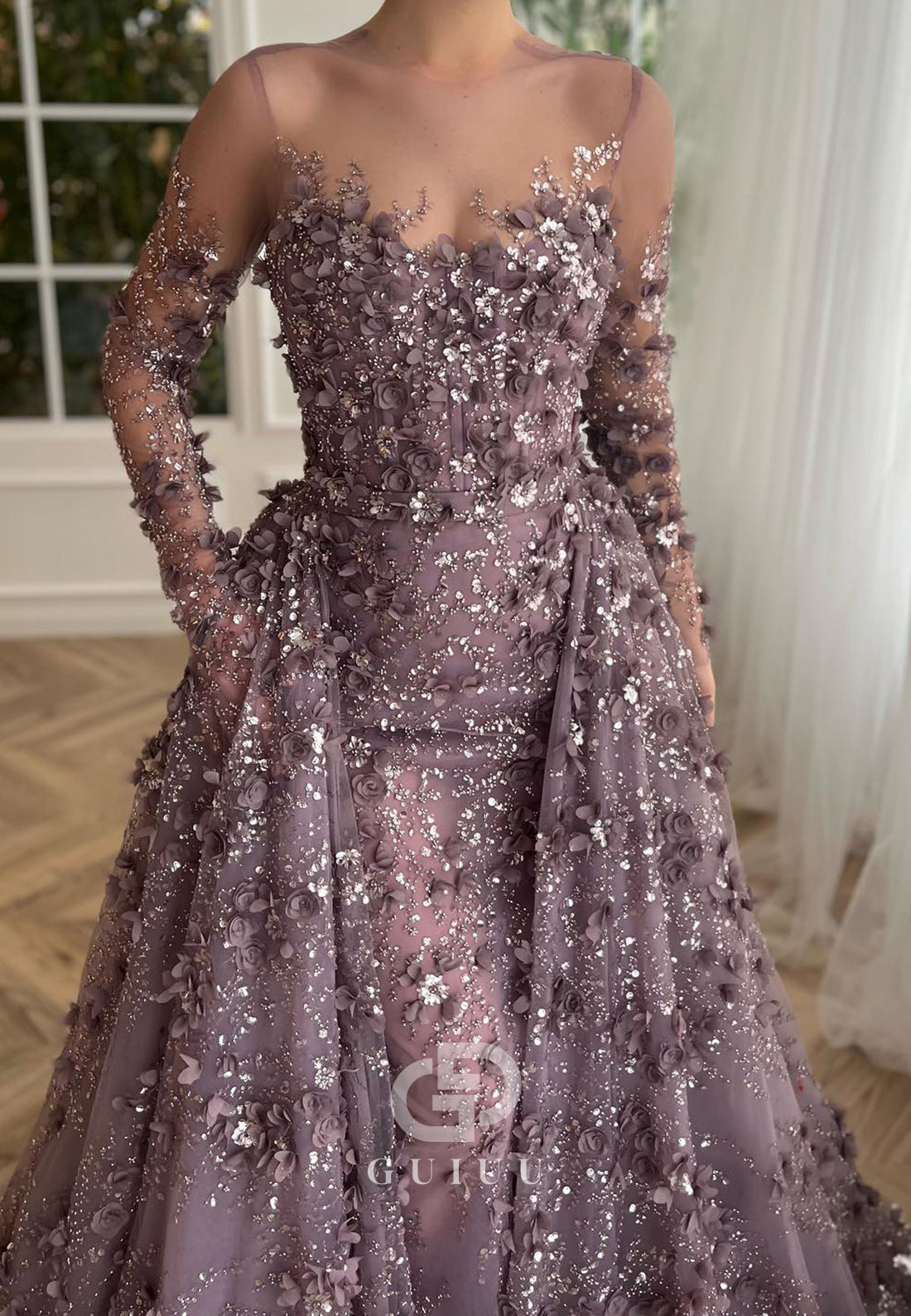Charming A-Line Long Sleeves V-Neck Appliques Evening Dress