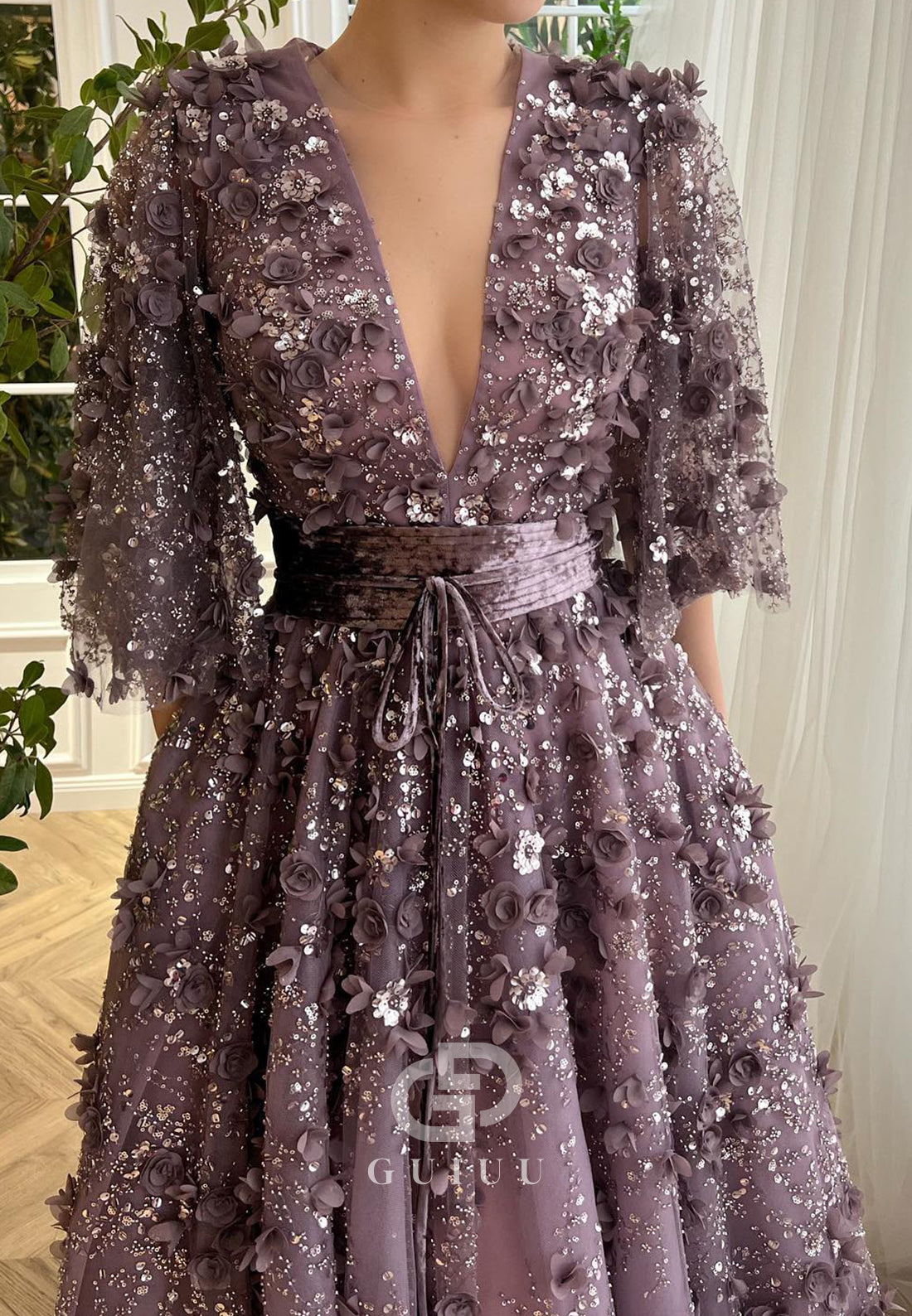 Charming A-Line Long Sleeves V-Neck Appliques Evening Dress