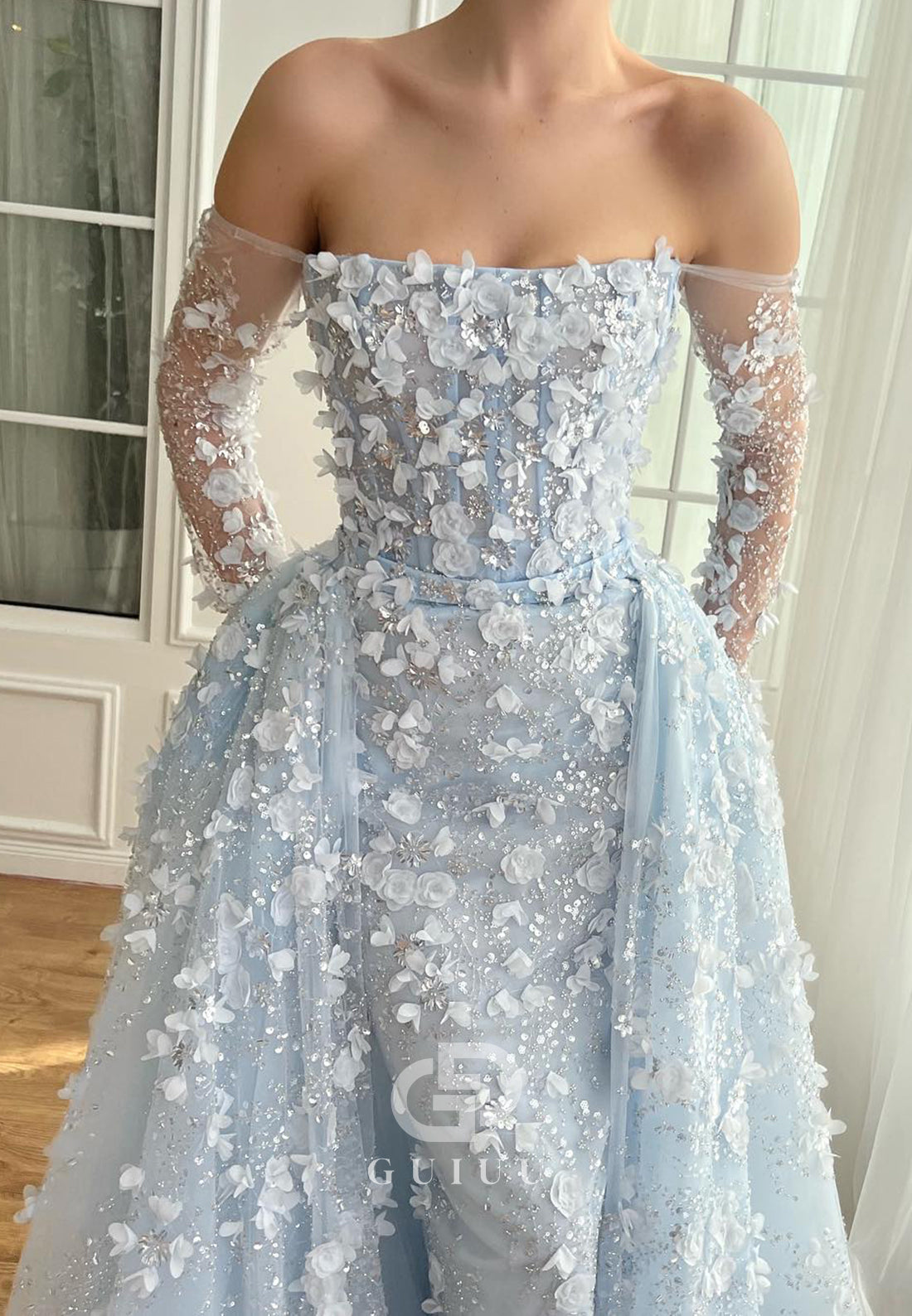 Charming A-Line Long Sleeves V-Neck Appliques Evening Dress