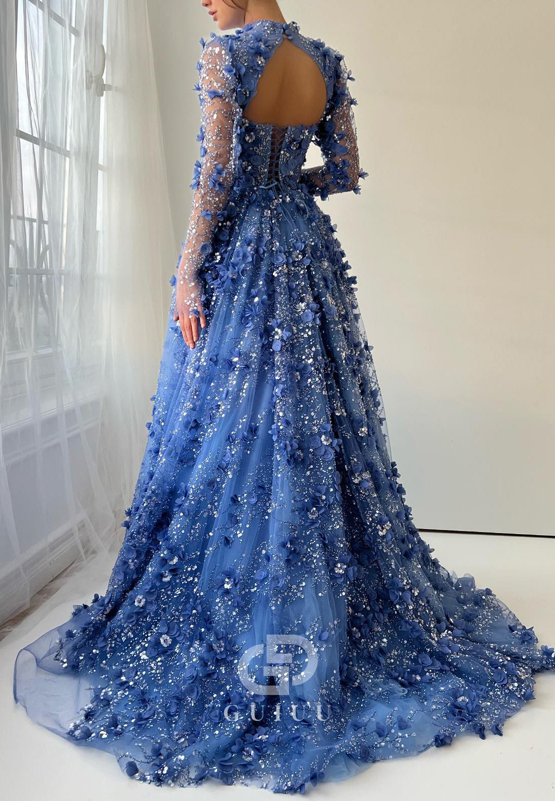 Charming A-Line Long Sleeves V-Neck Appliques Evening Dress