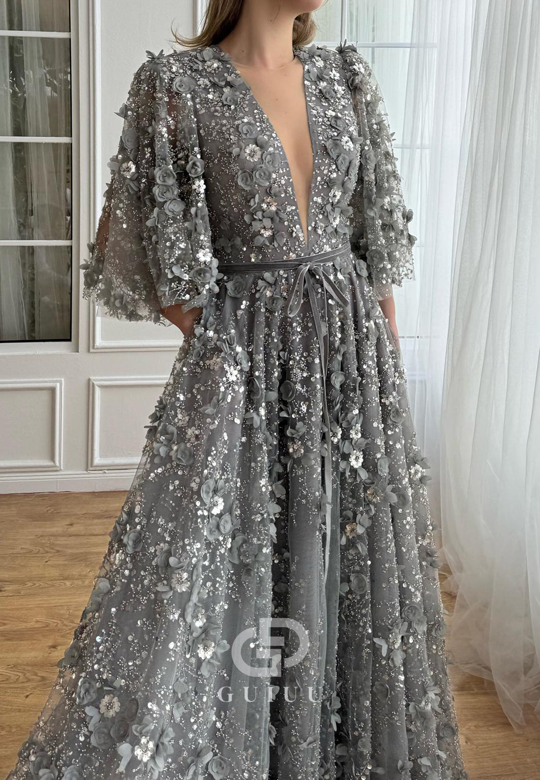 Charming A-Line Long Sleeves V-Neck Appliques Evening Dress