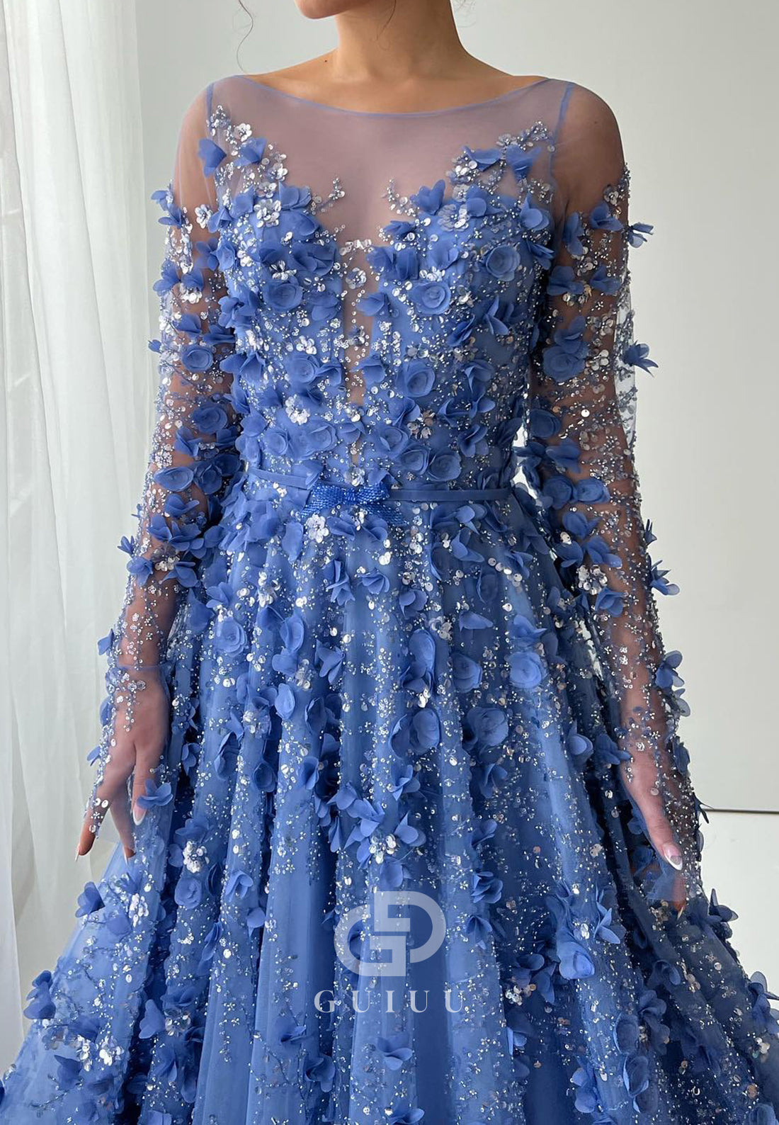 Charming A-Line Long Sleeves V-Neck Appliques Evening Dress