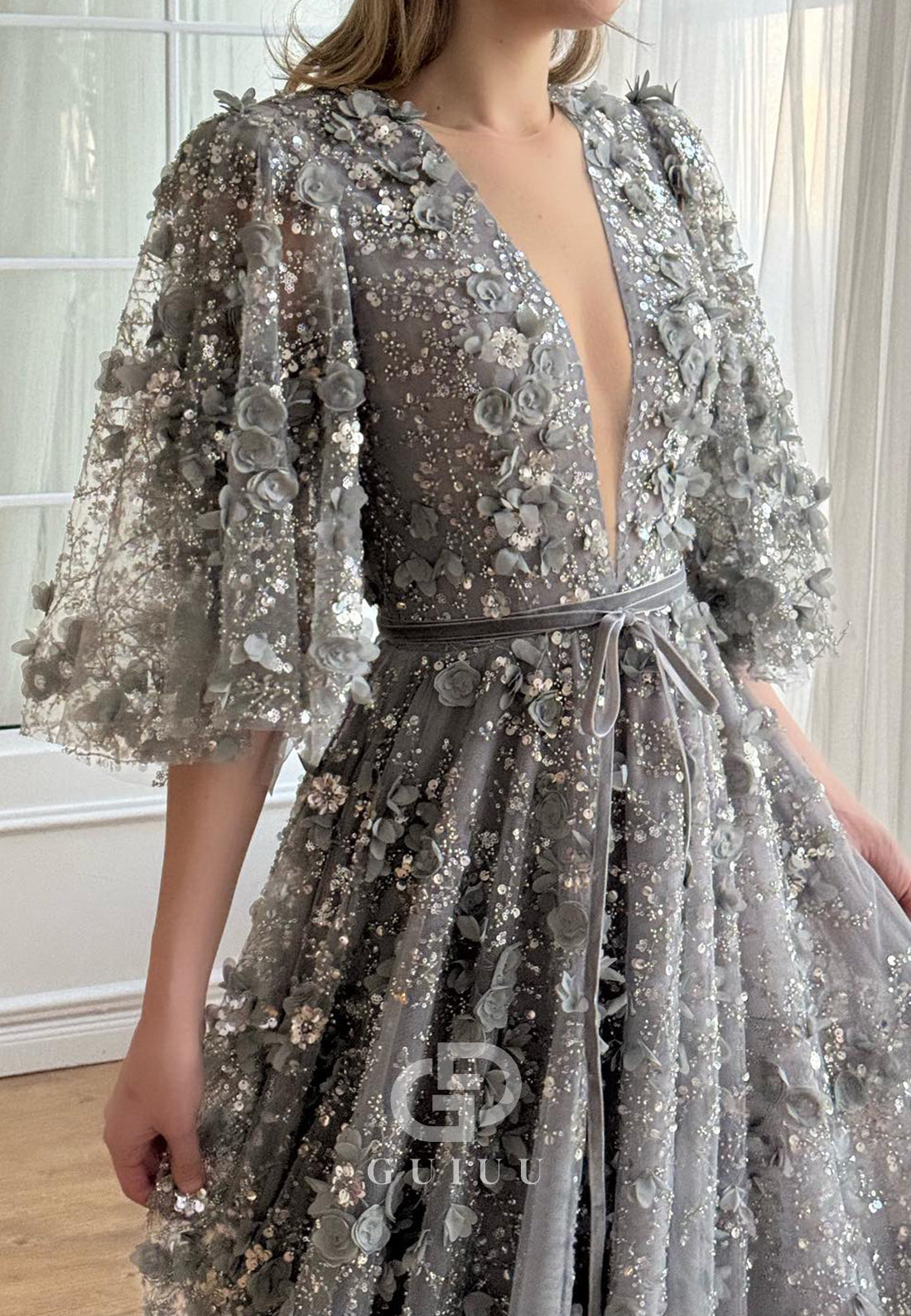 Charming A-Line Long Sleeves V-Neck Appliques Evening Dress