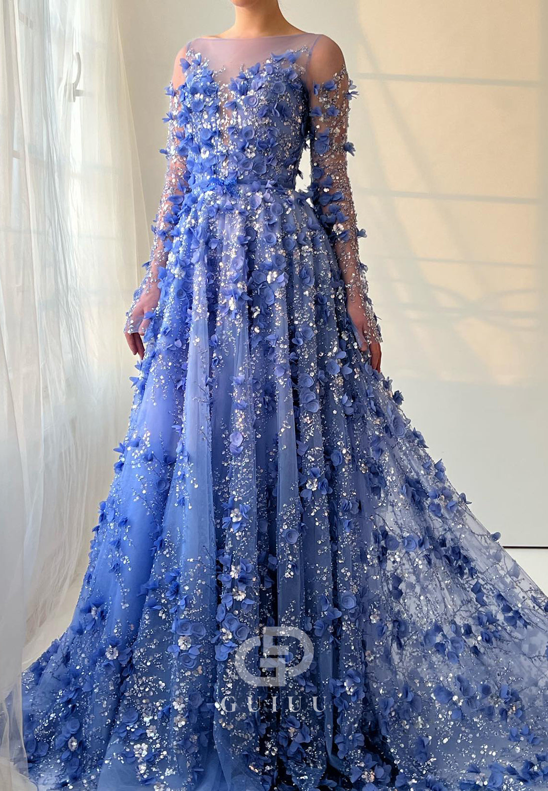 Charming A-Line Long Sleeves V-Neck Appliques Evening Dress