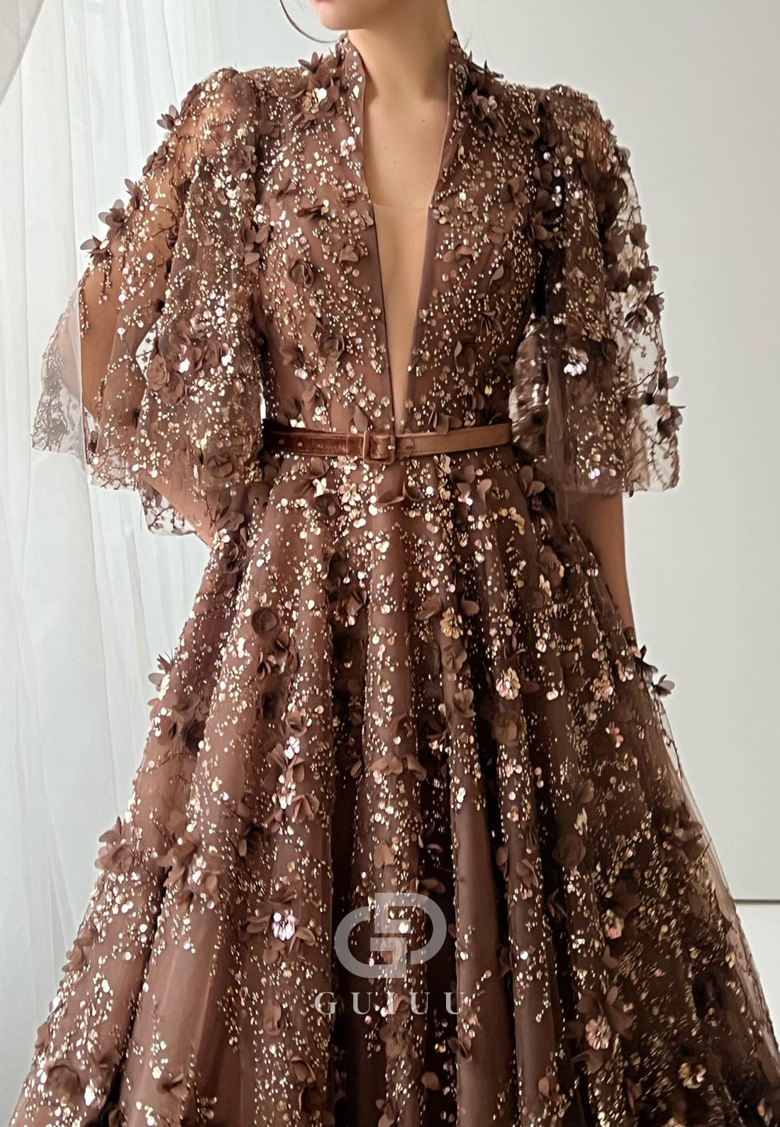 Charming A-Line Long Sleeves V-Neck Appliques Evening Dress